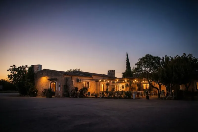 Fachada exterior del restaurante Son Colom al atardecer