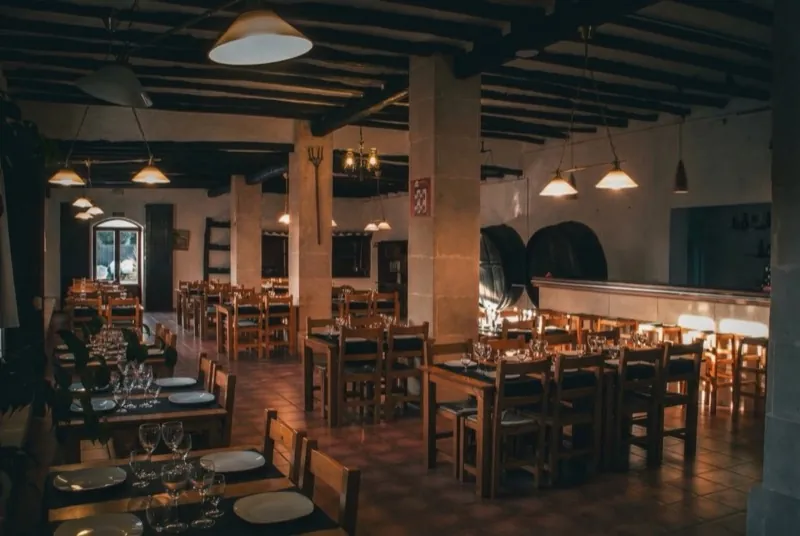 Sala del restaurante Son Colom con mesas preparadas