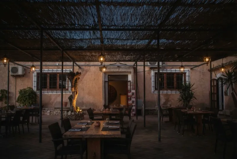 Terraza con pérgola iluminada en Son Colom