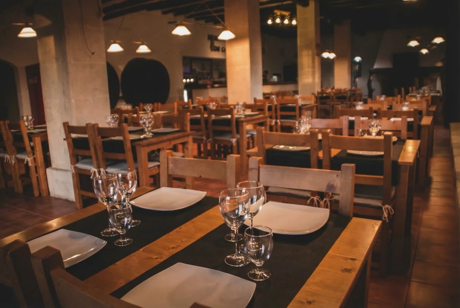 Detalle de mesa con copas y vajilla en Son Colom