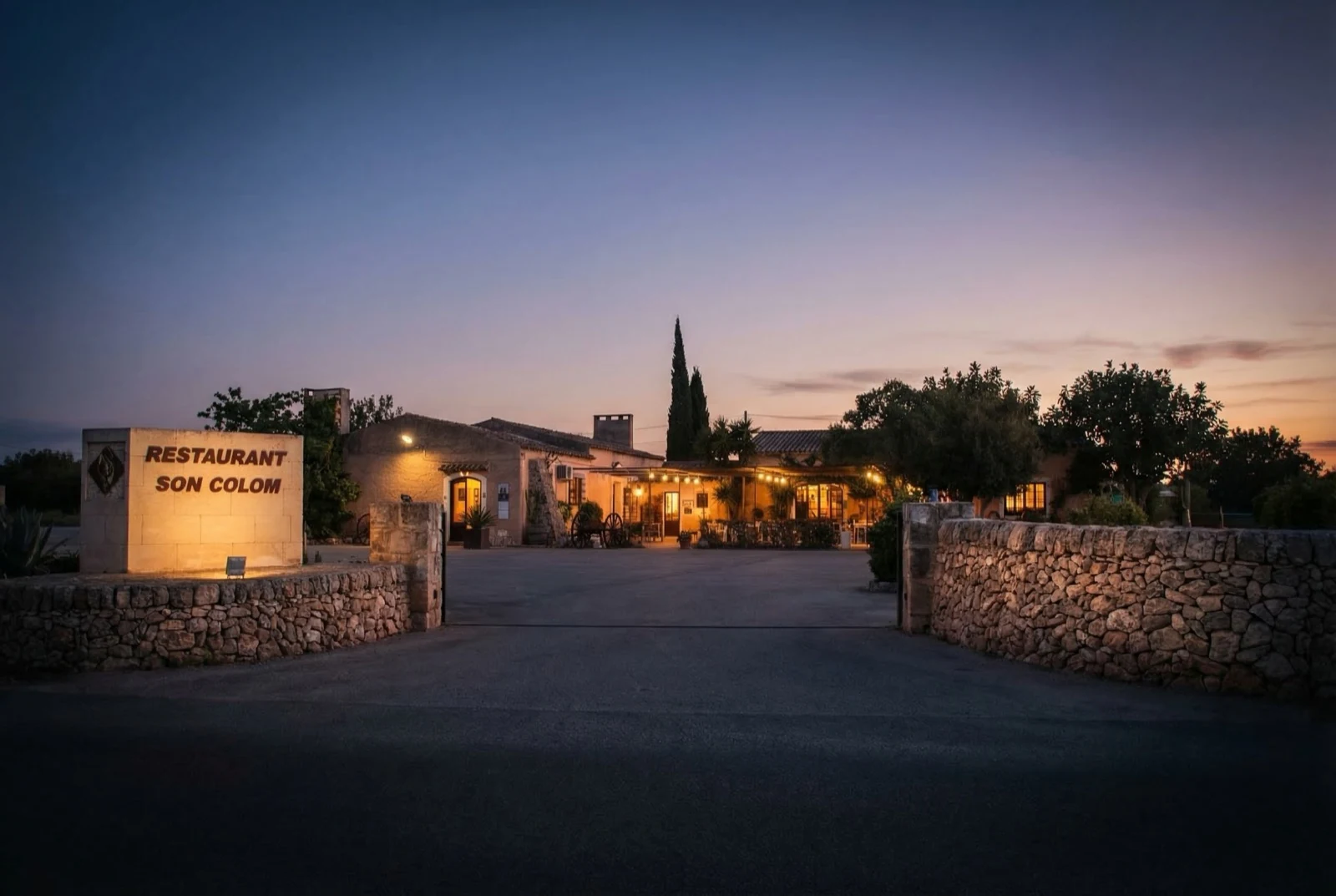 Entrada del restaurante Son Colom al atardecer en Felanitx