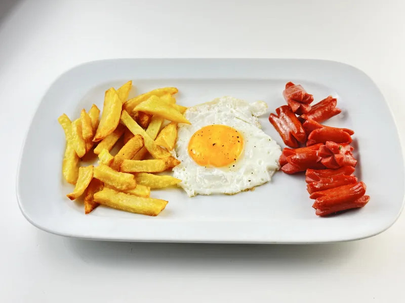 Salsitxes i ous amb patates