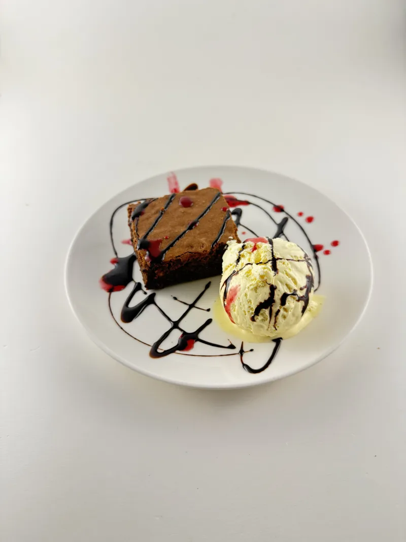 Brownie de chocolate con helado