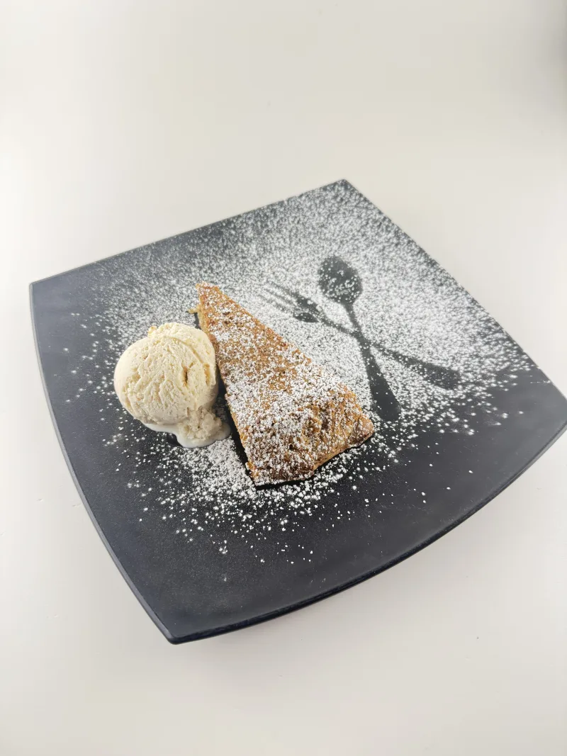 Gató mallorquín con helado de almendra